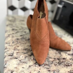 ellemenno Suede Pointed Ankle Booties in Rust